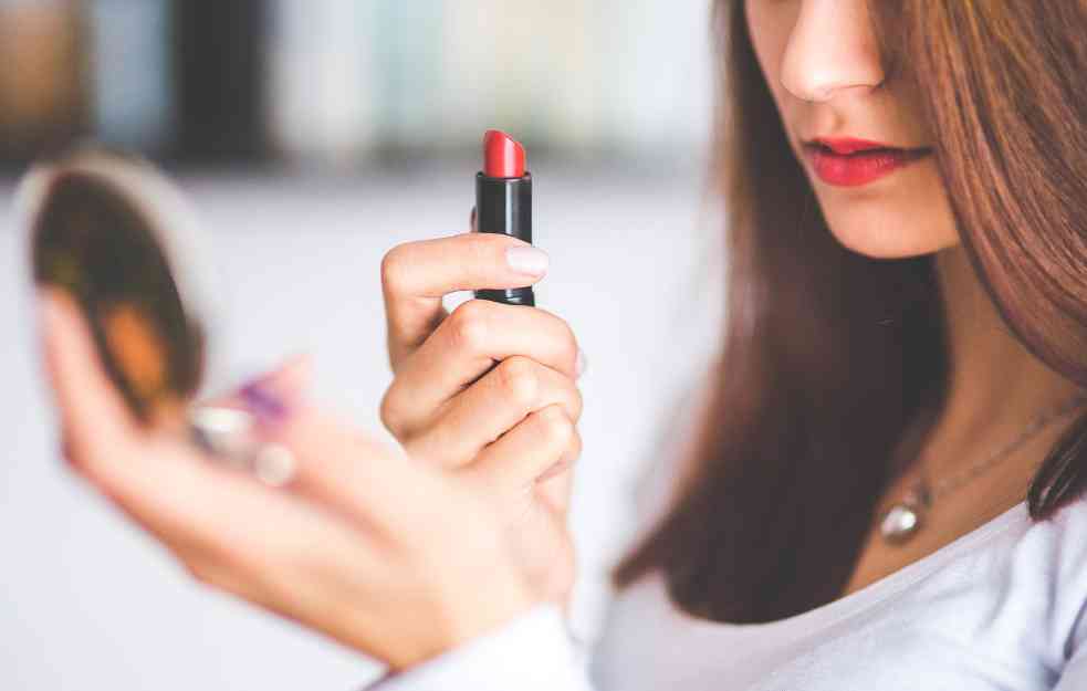 Ovo su GRE&Scaron;KE prilikom &scaron;minkanja koje čine da IZGLEDATE STARIJE! 