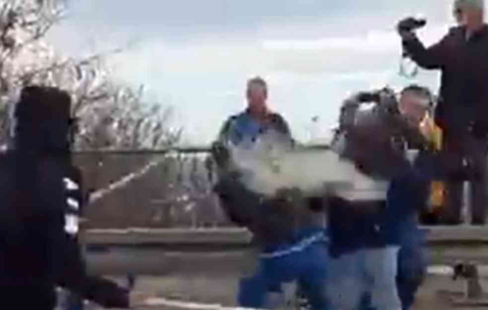 SRBIJA NA IVICI ULIČNOG RATA: Batinaši MOTKAMA tuku goloruki narod u ŠAPCU! (VIDEO)