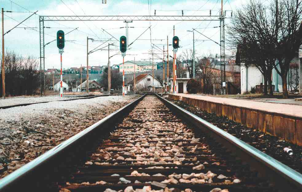 JEZIV PRIZOR KOD PREŠEVA: Voz POKUPIO auto, pa ga gurao više od sto metara!