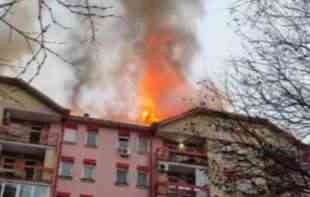 VELIKI POŽAR U NOVOM SADU: Gori krov <span style='color:red;'><b>stambene zgrade</b></span>, vatrogasci na terenu (VIDEO)