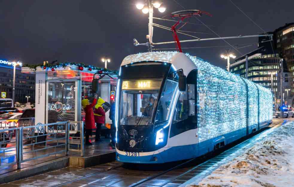 U MOSKVI SIJA I JAVNI PREVOZ! Okićen grad, praznična rasveta, a autobusi i tramvaji NEVEROVATNI (FOTO)