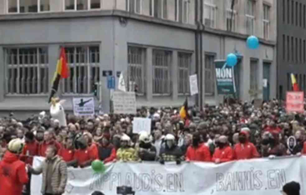 POSLE LONDONA POTPUNI HAOS I U BRISELU: Hiljade ljudi na demonstracijama (VIDEO)