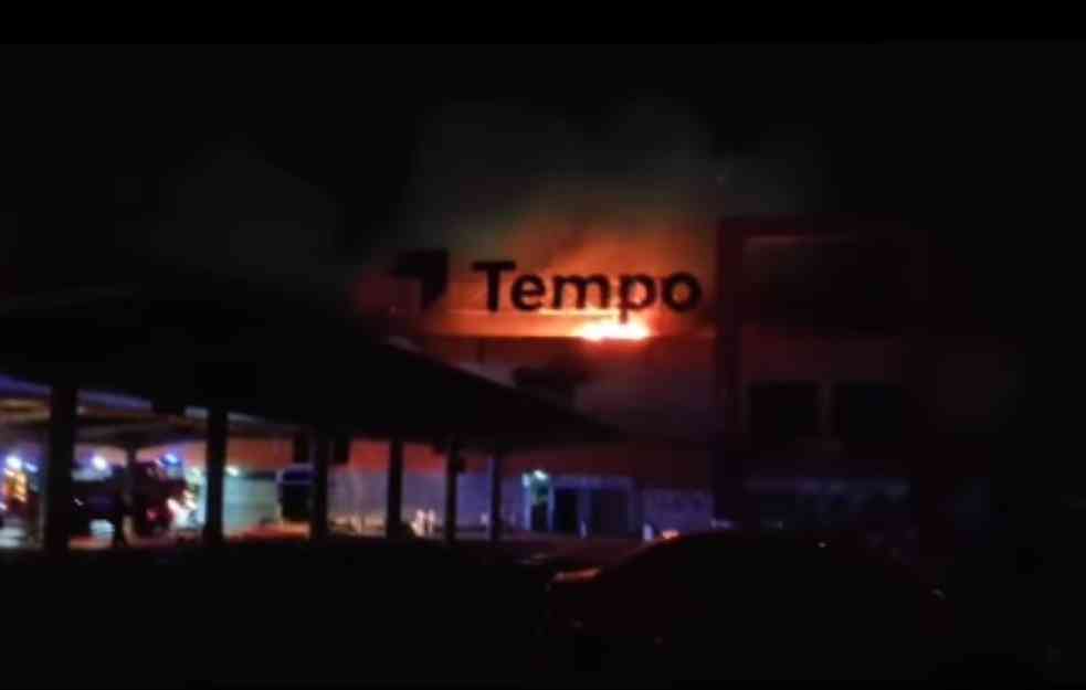POŽAR U NOVOM SADU CELU NOĆ GASILO 50 VATROGASACA: Kada je počela buktinja u prodavnici bili zaposleni i kupci, sve ispričali (VIDEO) 