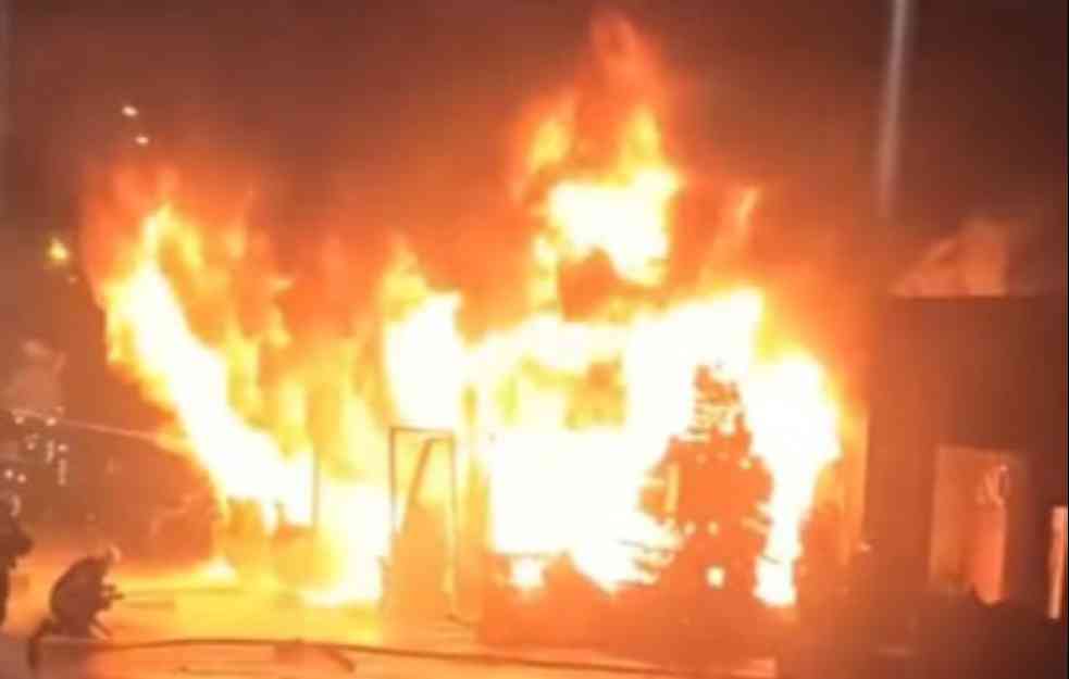 EKSPLOZIJA U BEOGRADU! Gori restoran, vatrogasci na licu mesta (VIDEO) 