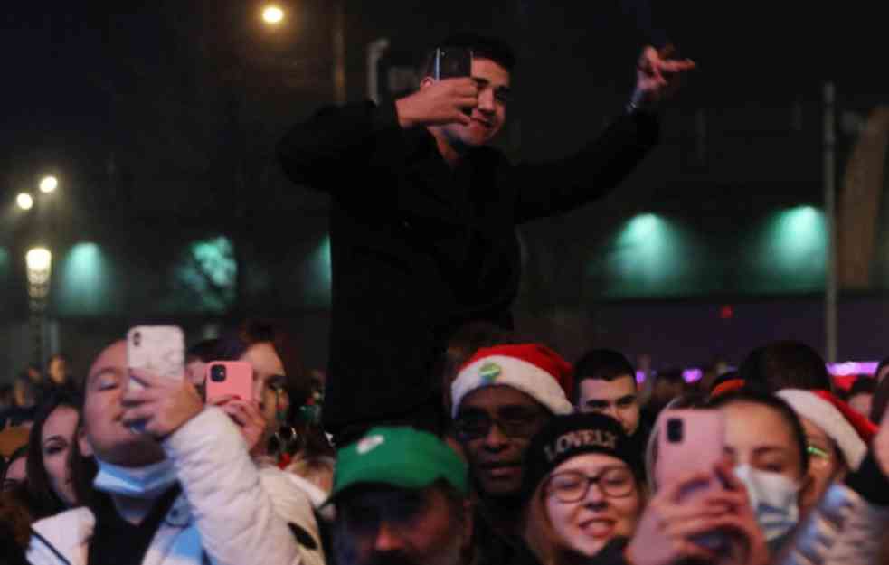 LUDILO NA ULICAMA BEOGRADA! Sara Jo USIJALA atmosferu, teku hektolitri kuvane rakije i vina! (FOTO+VIDEO)