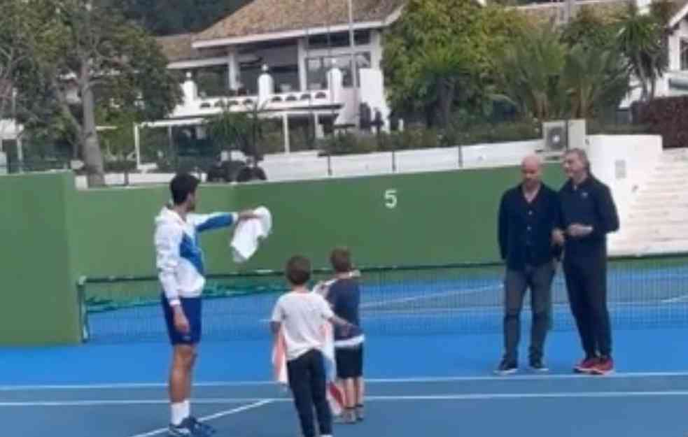 LEKCIJA ZA ŽIVOT! Procureo snimak kako Novak trenira sa sinom: Stefan s krpom u rukama (VIDEO)