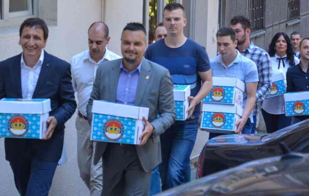 KUMOVSKA KLANICA OKO PRESTOLA Kraljevina Srbija (POKS) na državnim jaslama Republike