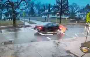 HRABAR POTEZ <span style='color:red;'><b>POLICAJKE</b></span>! Skočila pod automobil kako bi spasila dete (VIDEO)