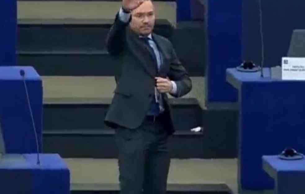 SKANDAL NEVIĐENIH RAZMERA USRED EU! Poslanik NACI POZDRAVOM 