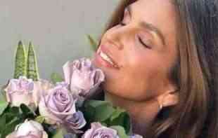 JEDNA OD NAJLEPŠIH MANEKENKI SVETA NEKADA JE RADILA I U POLJIMA KUKURUZA: Sada gazi šestu deceniju i izgleda KAO BOGINJA