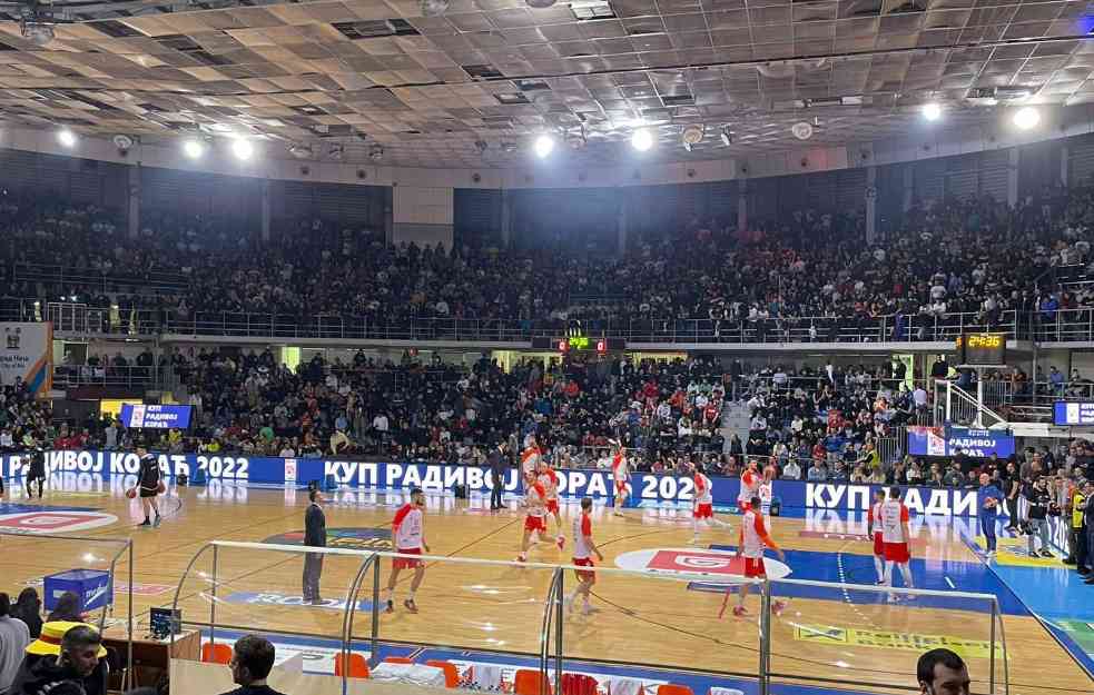 ČAIR KRCAT! Delije i grobari ZAGRMELI, evo kako su dočekali večite na parketu (FOTO/VIDEO)