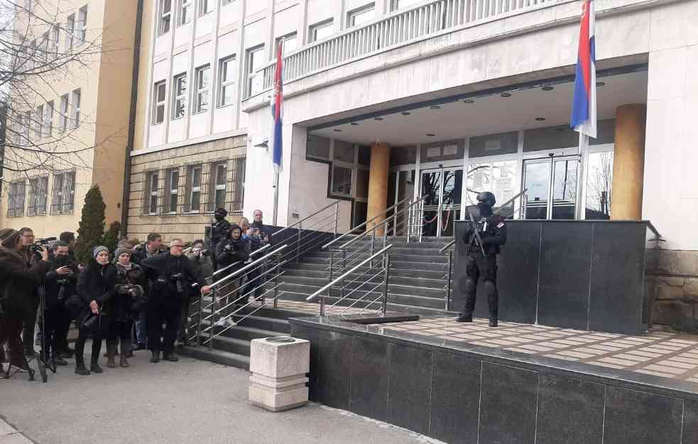Hotel poslao sve crno na belo: Žene Velje Nevolje i Marka Mesara traže pasoše da idu na more