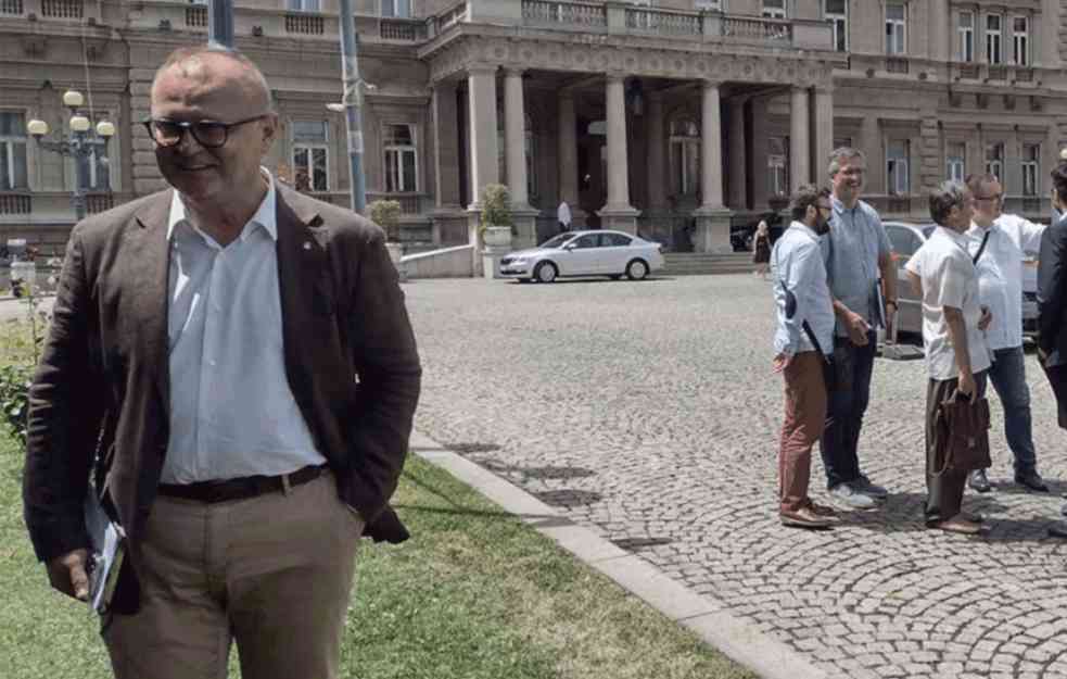 DOKLE, BRE, VIŠE! Vesić ponovo arči naše pare: Rasipa milione evra na SIRENE ZA UZBUNU?!