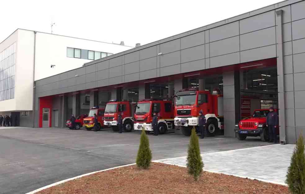 POŽAR U OBRENOVCU: Gori stan u stambenoj zgradi, ekipe su na terenu