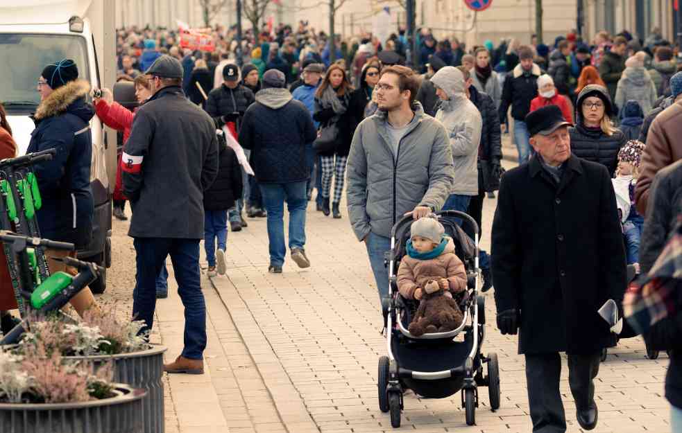 Mladi roditeljski dom u Srbiji napuštaju tek posle 31. godine