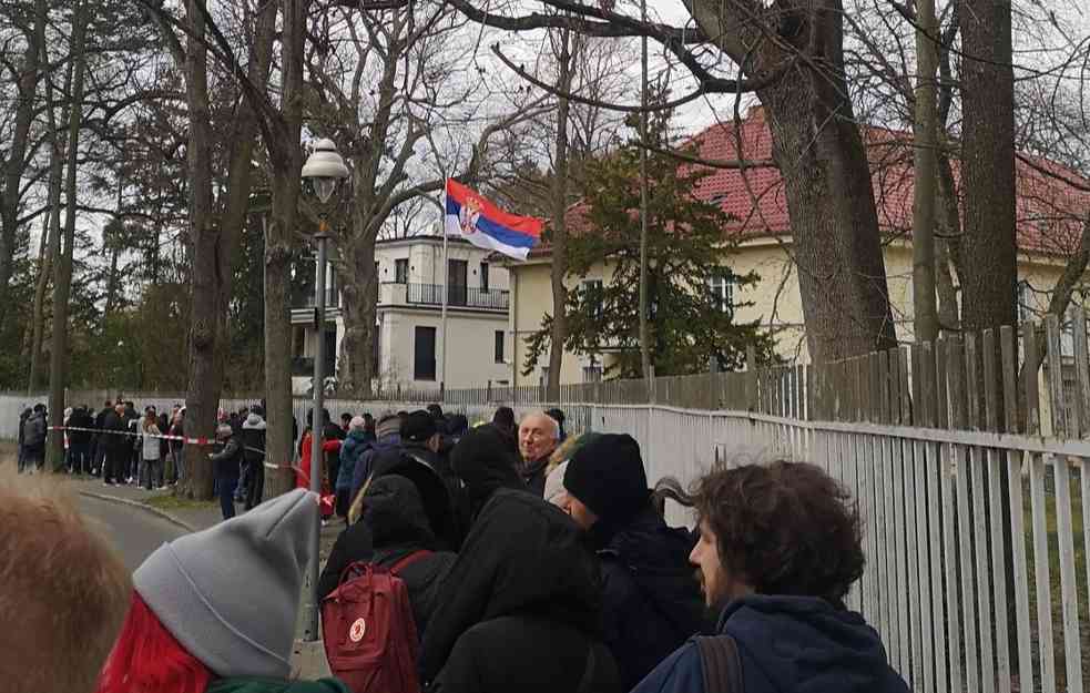 TUČA ISPRED SRPSKE AMBASADE U BERLINU: Radile pesnice u redu za glasanje (VIDEO)