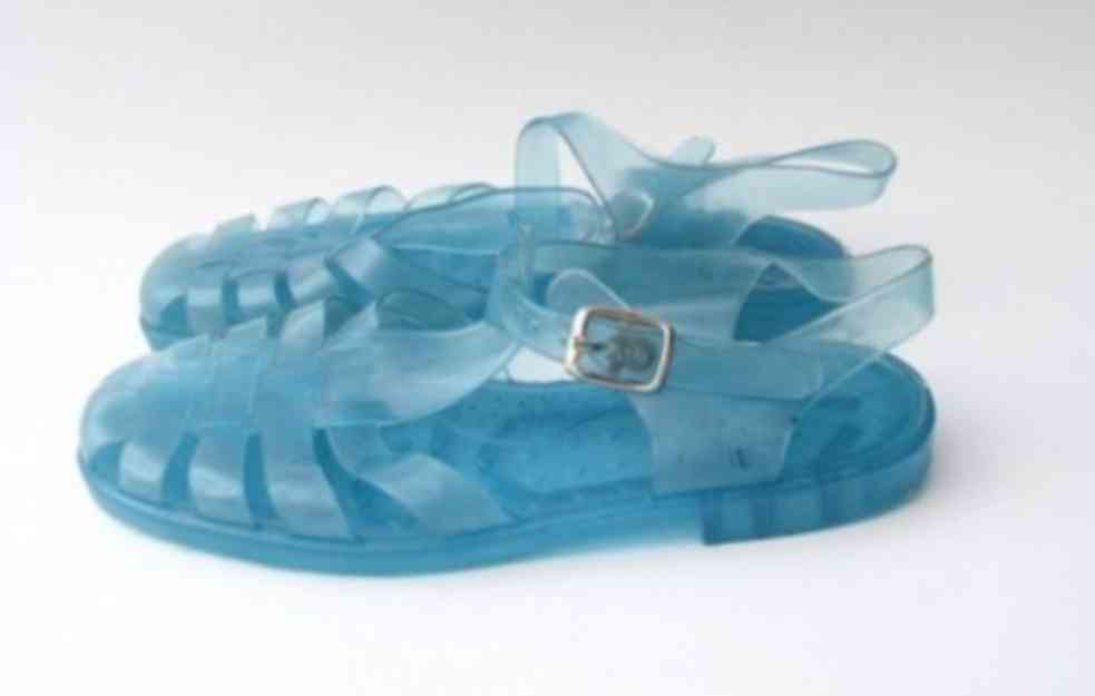 HIT! GUČI KOPIRAO JUGOPLASTIKU! Plastične sandale koje je nosila cela Jugoslavija danas koštaju 500 evra (FOTO)