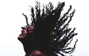 NOVI STIL <span style='color:red;'><b>PLETENICE</b></span> ZA KOJIM SU SVI ODLEPILI : Hit na društvenim mrežama  (VIDEO)