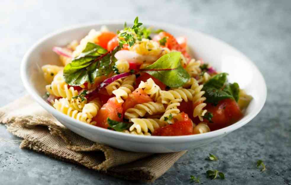 BRZI OBROK: Salata sa povrćem i testeninom (RECEPT)