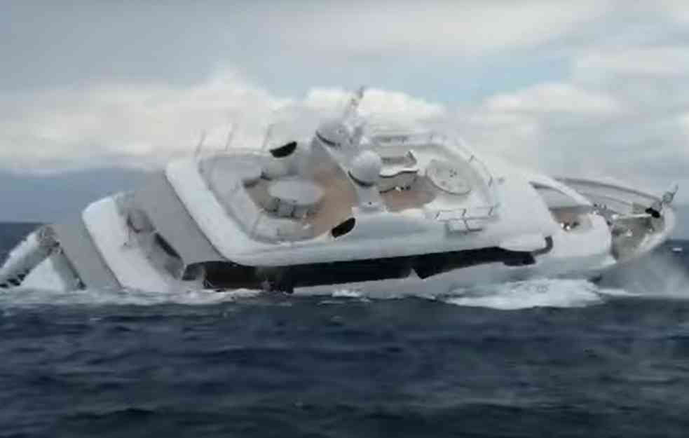 More progutalo superjahtu dugu 40 metara kod obale Italije (VIDEO)