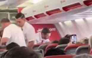 OPAKA PENZONERKA : Podivljala u avionu zbog Džin <span style='color:red;'><b>tonik</b></span>a, usledio pravi haos na letu (VIDEO)
