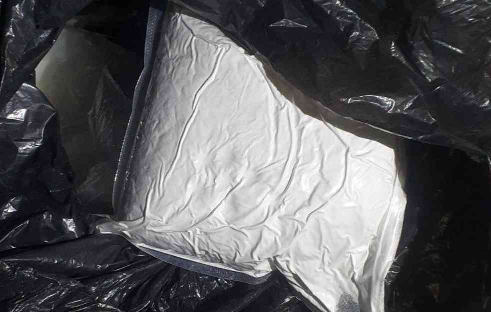UHAPŠEN U STAROJ PAZOVI: Policija prilikom pretresa kuće pronašla kilogram droge