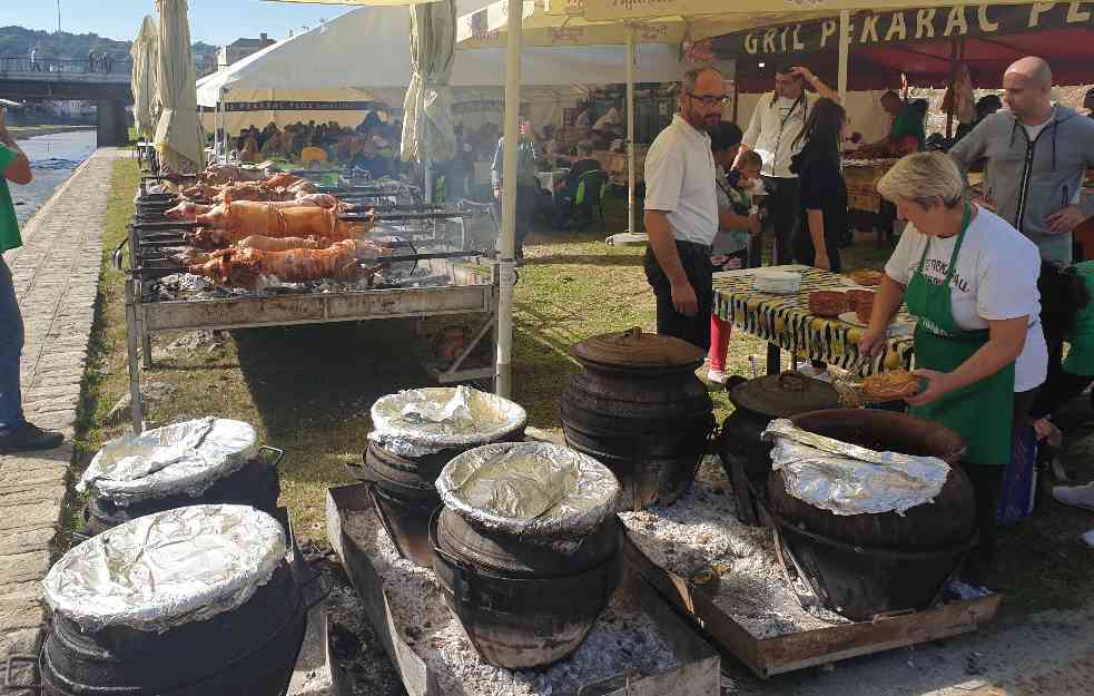 Festival ČVARAKA ( šoder i duvan čvaraka) već prvi dan imao 50.000 posetioca