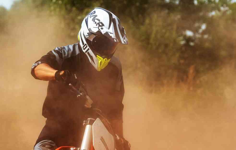 Motociklista izleteo sa staze u Požarevcu, povređeno troje dece u publici