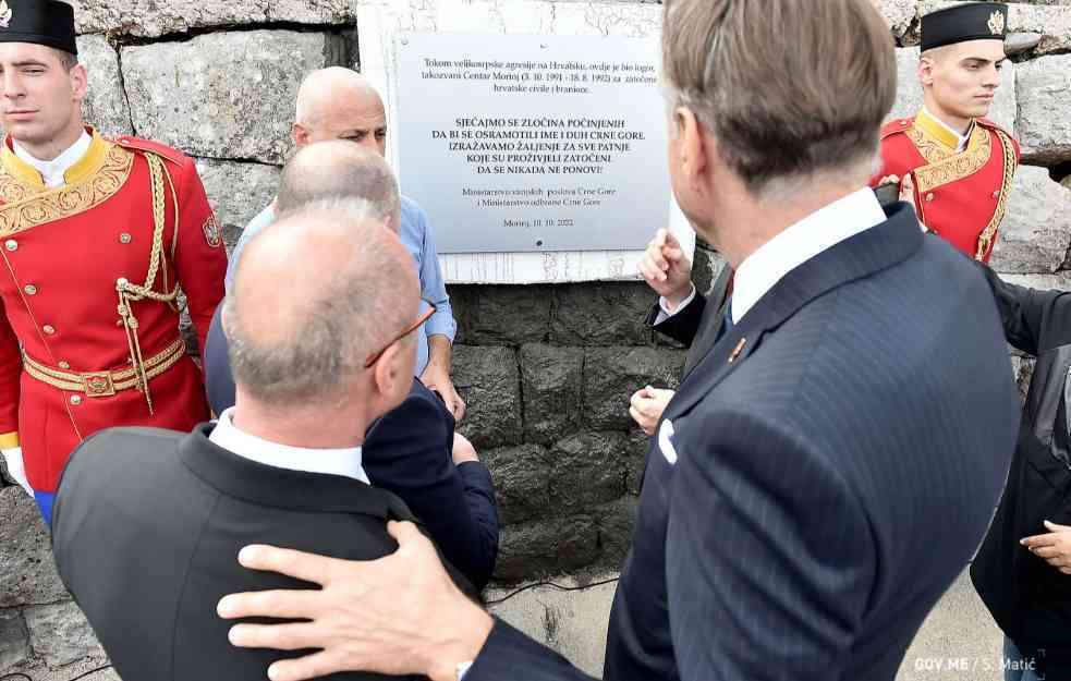 SRAMOTA ZA CRNU GORU: Sa Hrvatima postavili tablu VELIKOSRPSKA AGRESIJA NA HRVATSKU