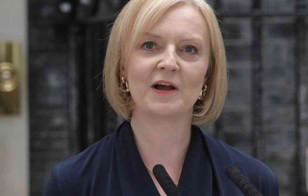 TRAS NIJE IZDRŽALA: Britanska premijerka podnela ostavku
