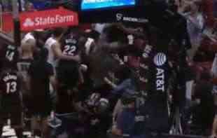 PALO PESNIČENJE U NBA : <span style='color:red;'><b>Srpski košarkaš</b></span> gledao žestoku tuču (VIDEO)