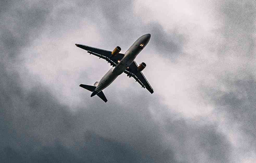 DRAMA NA LETU ZA FRANKFURT: 70 putnika povraćalo u avionu, čekala ih hitna pomoć
