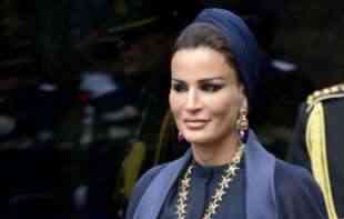 SUPRUGA KATARSKOG ŠEIKA ODUŠEVILA I ĐANIJA Moza u PREKRASNOJ kombinaciji boja i sa NAJORIGINALNIJOM TORBOM