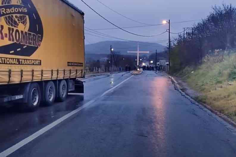 SEVERNI DEO KOSOVA I METOHIJE I DALJE BLOKIRAN: Situacija mirna ali napeta, narod se okuplja na barikadama! SRBI NE ODUSTAJU! (VIDEO)