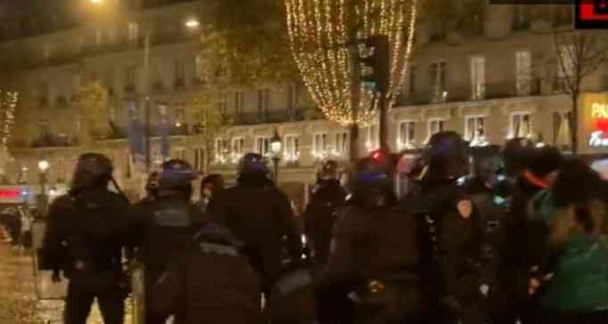 HAOS U PARIZU I LIONU POSLE PORAZA FRANCUSKE NA SP: Policija vo<span style='color:red;'><b>denim</b></span> topovima rasteruje navijače (VIDEO)