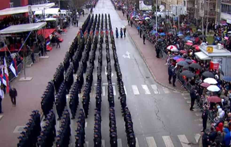 PUKNI ZORO ZAGRMELA U SARAJEVU: Ovako su policajci MUP Republike Srpske pevali na kraju defilea! (VIDEO)