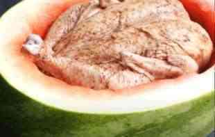 SAVRŠENO ZA LETO: Pečeno pile u lubenici, ako niste probali? (VIDEO)