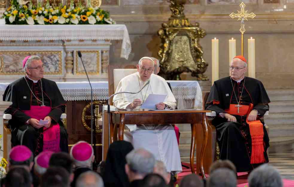 Papa Franja u bolnici zbog pregleda