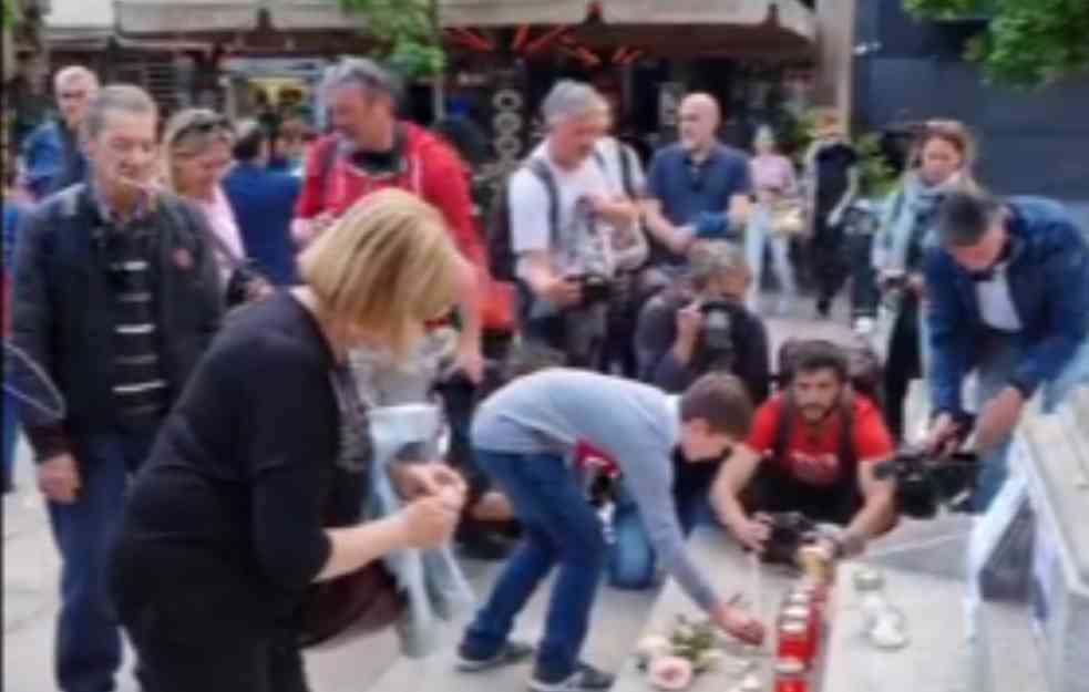 U Zagrebu palili sveće za žrtve masakra u Beogradu: Okupljeni ostavljali cveće i igračke (VIDEO)