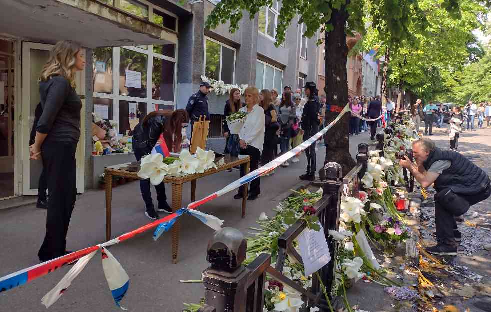 GRAĐANI SE UPISUJU U KNJIGU ŽALOSTI u Osnovnoj školi „Vladislav Ribnikar“ (VIDEO)