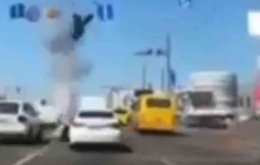 DEO RUSKE RAKETE PAO NA AUTO-PUT U KIJEVU: Vozače su od smrti delili santimetri! (VIDEO)
