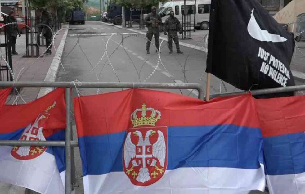 PROTEST ispred opštine Zvečan, SRBI TRAŽE PUŠTANJE Petrovića i Obrenovića