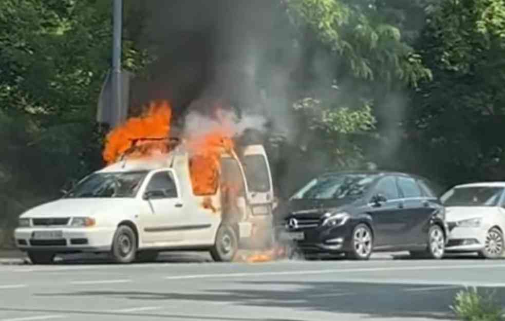 UŽASAN PRIZOR : Automobil se zapalio nasred ulice na Voždovcu (VIDEO)