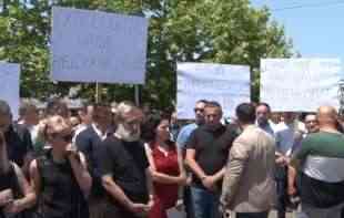 VIŠE HILJADA LJUDI NA PROTESTU: Iz Prištine stigla tzv. <span style='color:red;'><b>specijalna jedinica</b></span> policije, prisutan i Kfor (VIDEO, FOTO)