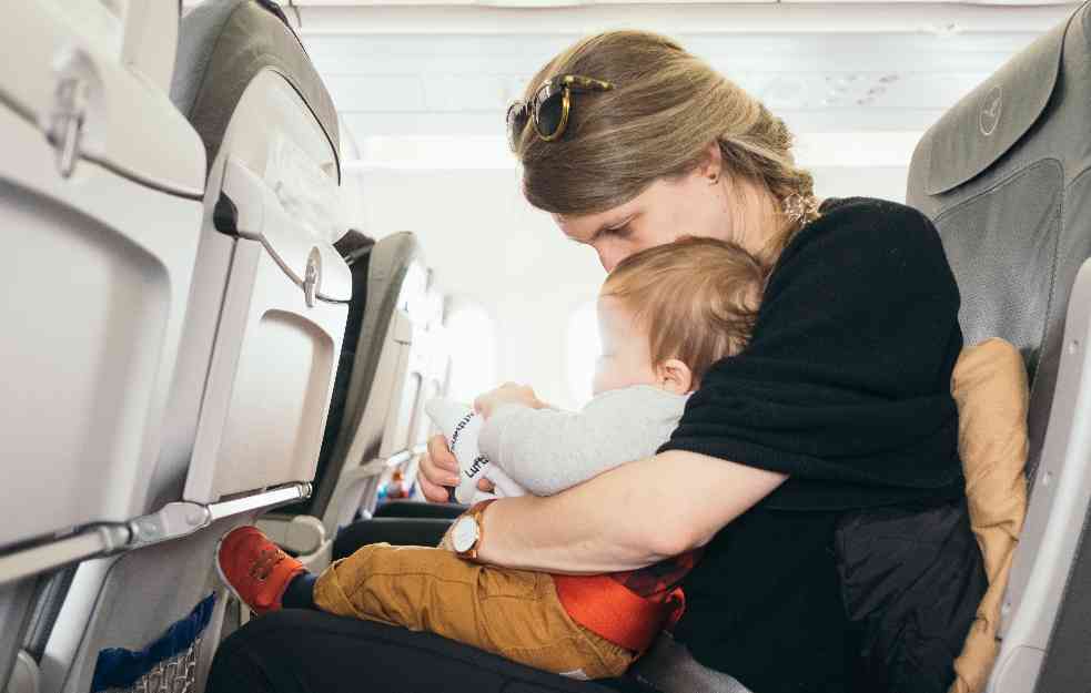 PUTOVANJE AVIONOM SA DECOM – PRAKTIČNI SAVETI