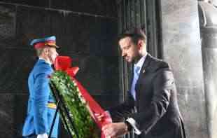 Milatović položio venac na Avali: <span style='color:red;'><b>Narodi</b></span> Crne Gore i Srbije mnogo puta bili u istom stroju