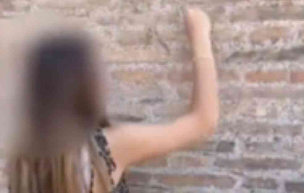 Tinejdžerka iz Švajcarske urezala svoje ime na Koloseumu: Roditeljima preti kazna od 15.000 evra