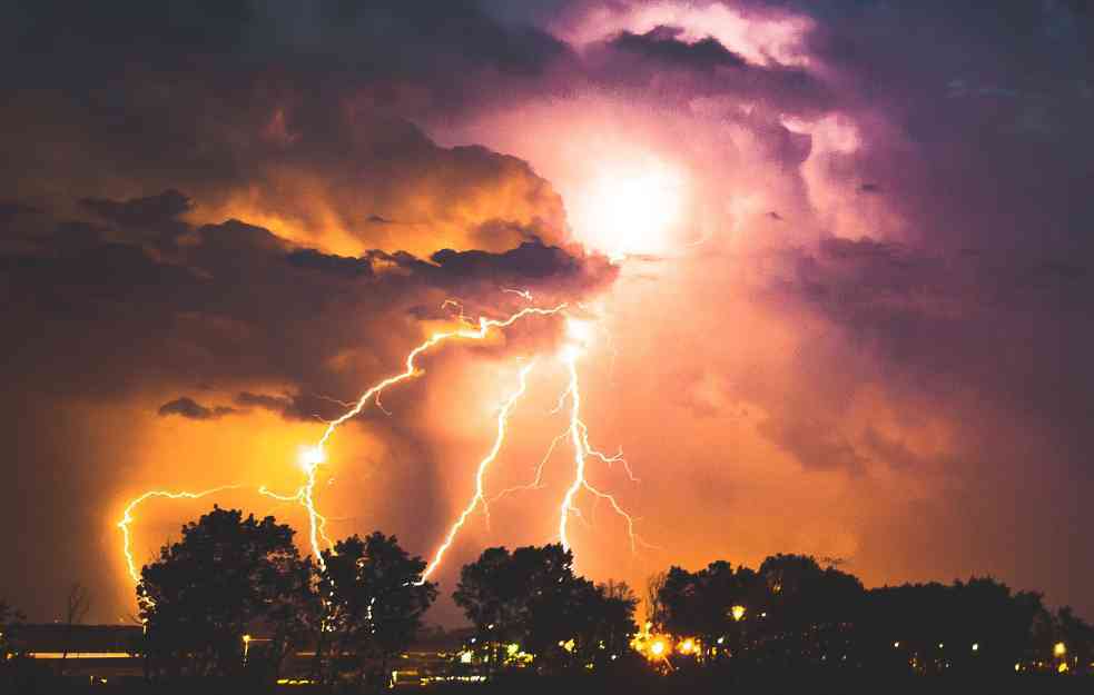 NA SNAZI JE NARANDŽASTI METEO-ALARM: RHMZ najavio pljuskove s grmljavinom u naredna dva sata