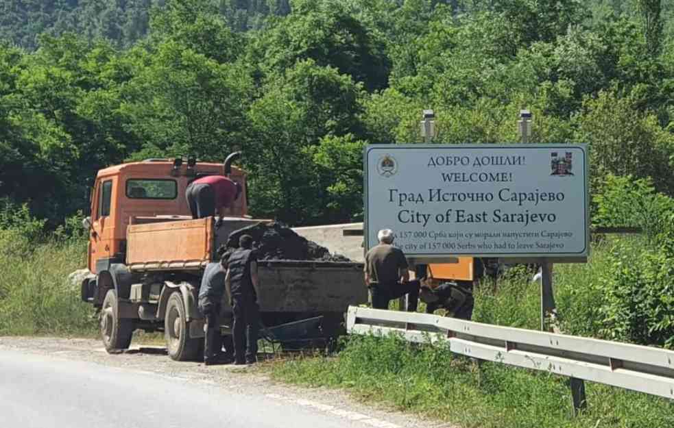 Vraćena uklonjena tabla u Istočnom Sarajevu, najavljene tužbe protiv kantonalnih vlasti