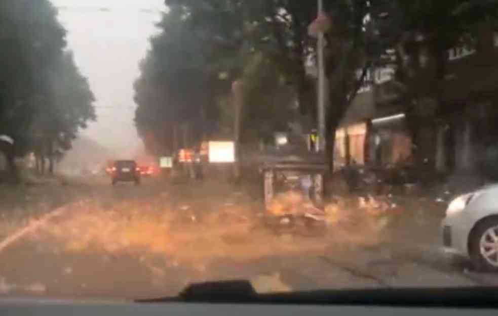 RASTE BROJ MRTVIH NAKON STRAVIČNE OLUJE U HRVATSKOJ: Strašni snimci nevremena, izdato upozorenje u Zagrebu (VIDEO)